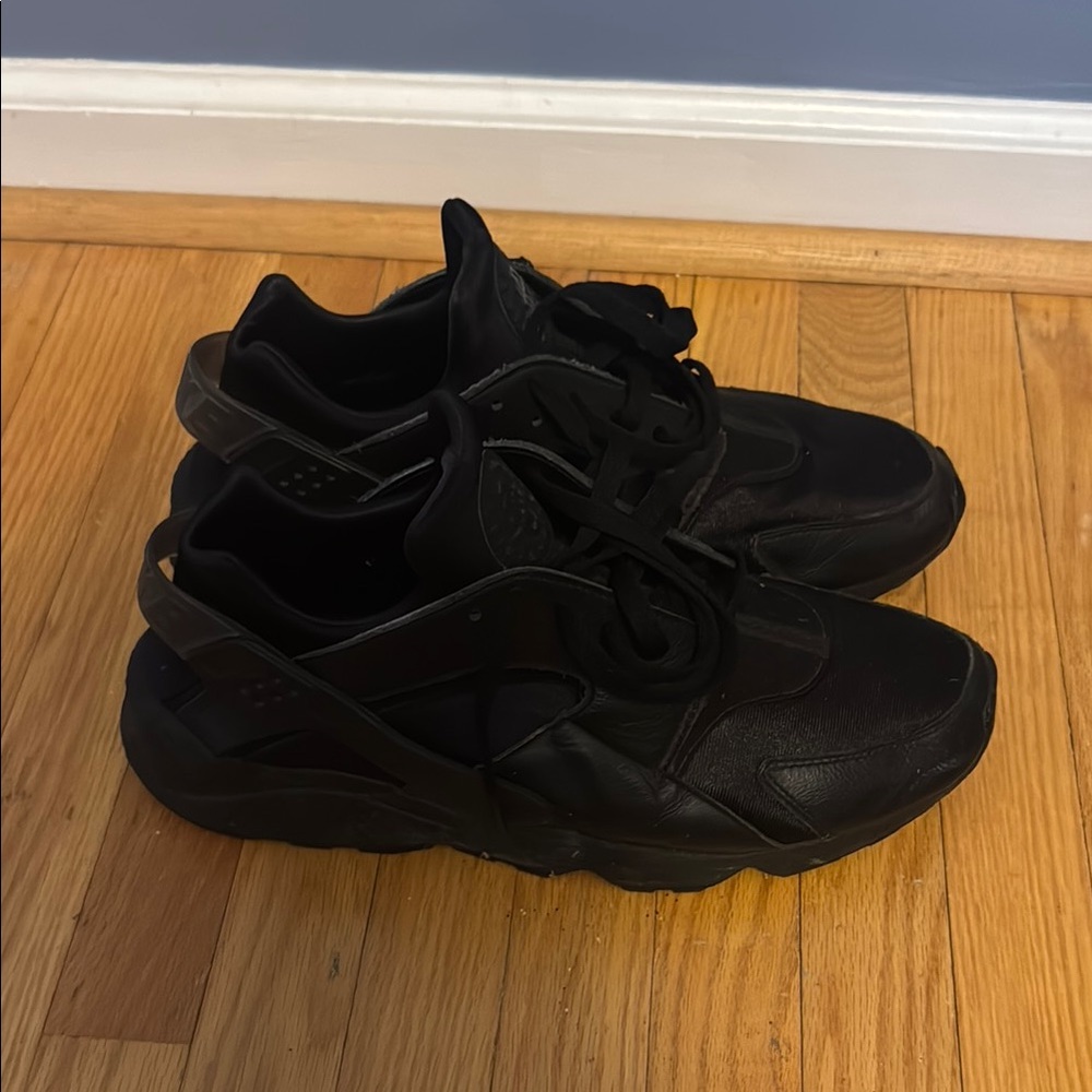 Men's Black Athletic Shoes